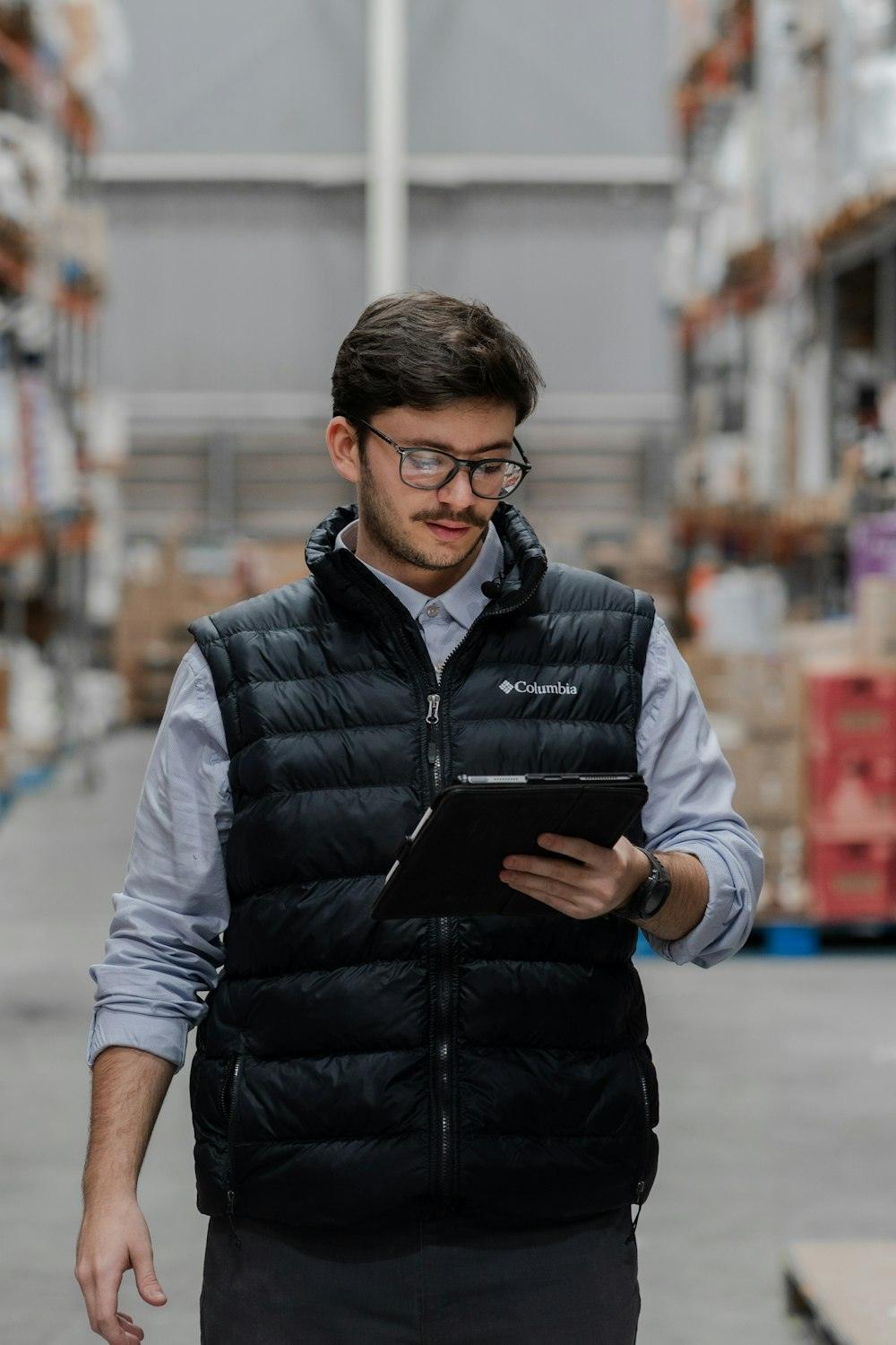 Gerente de depósito com tablet