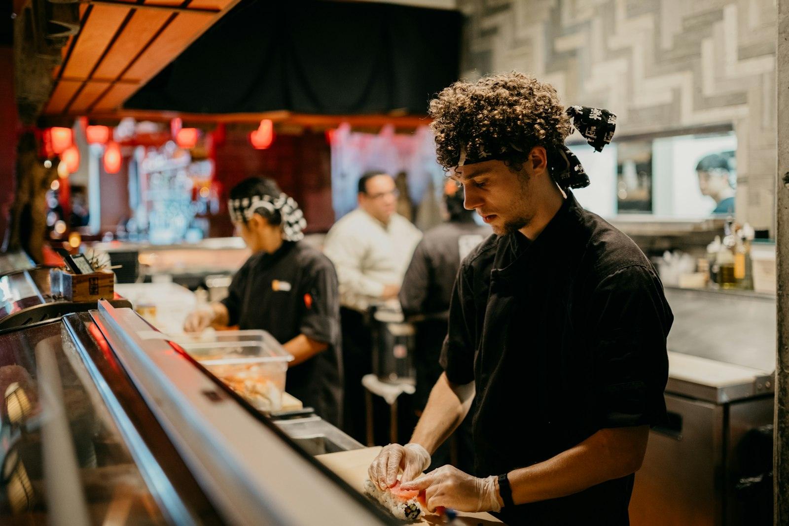 Equipe trabalhando na cozinha de um restaurante