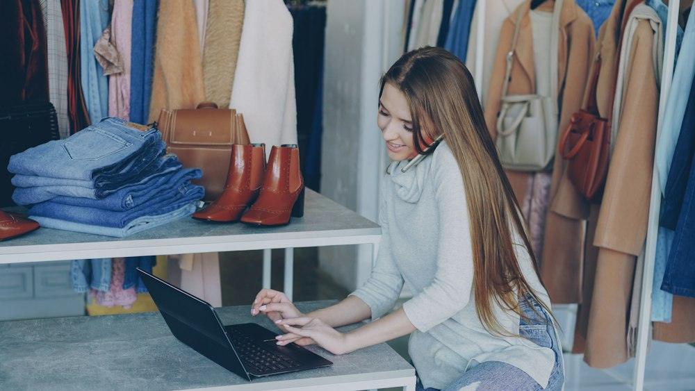 Empresária de varejo trabalhando no computador