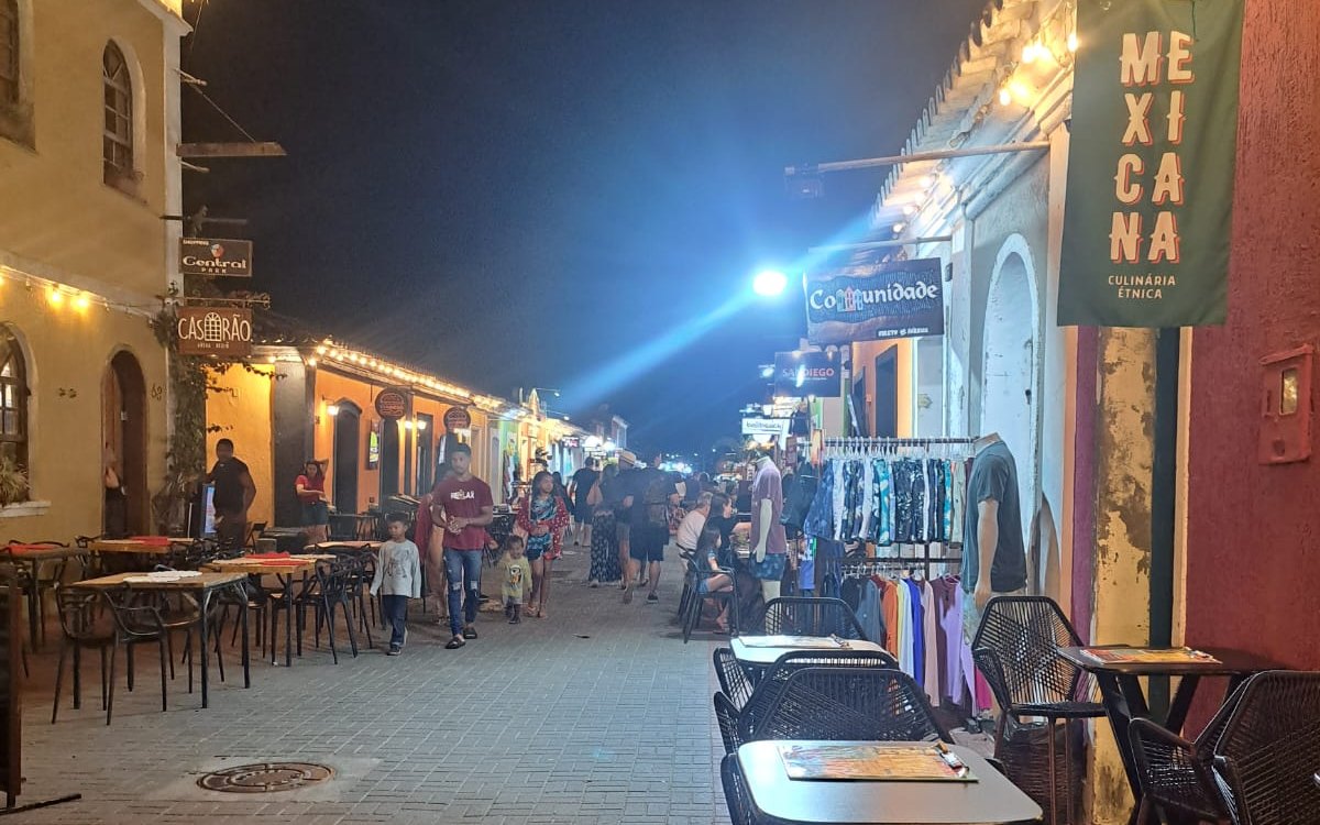 Mesas da La Mexicana na Passarela do Álcool, em Porto Seguro, à noite